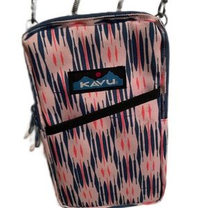 Cute crossbody bag perfect for holding your phone and has a place for your cards